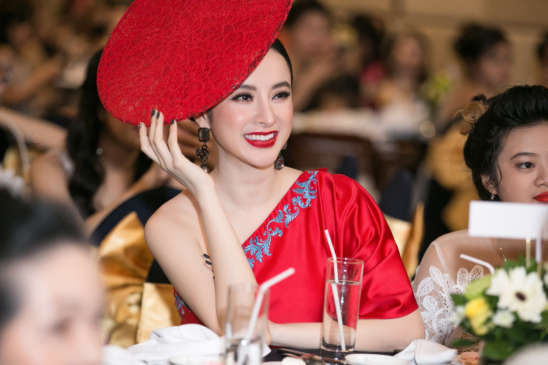 Angela Phuong Trinh dien do noi bat anh 6