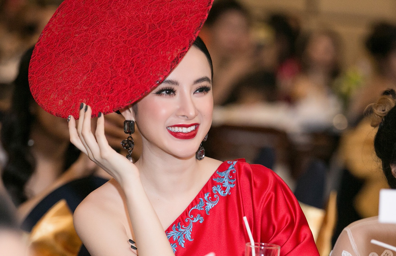 Angela Phuong Trinh gay chu y voi chiec mu kho hieu hinh anh