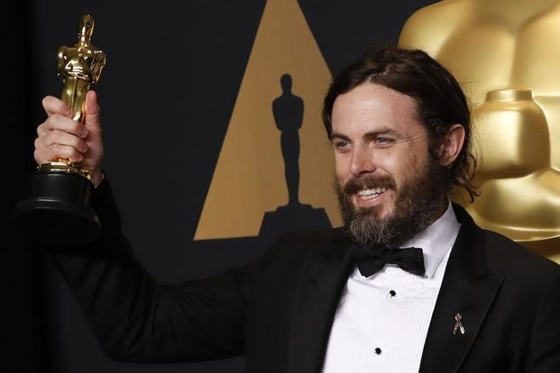 19.000 nguoi yeu cau Casey Affleck khong xuat hien o Oscar 2018 hinh anh