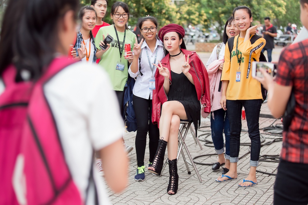 Angela Phuong Trinh hon Huu Vi anh 6