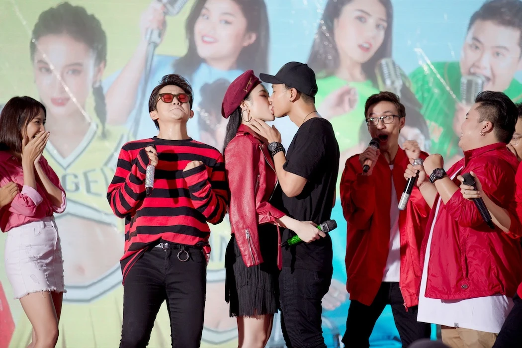 Angela Phuong Trinh hon Huu Vi anh 3