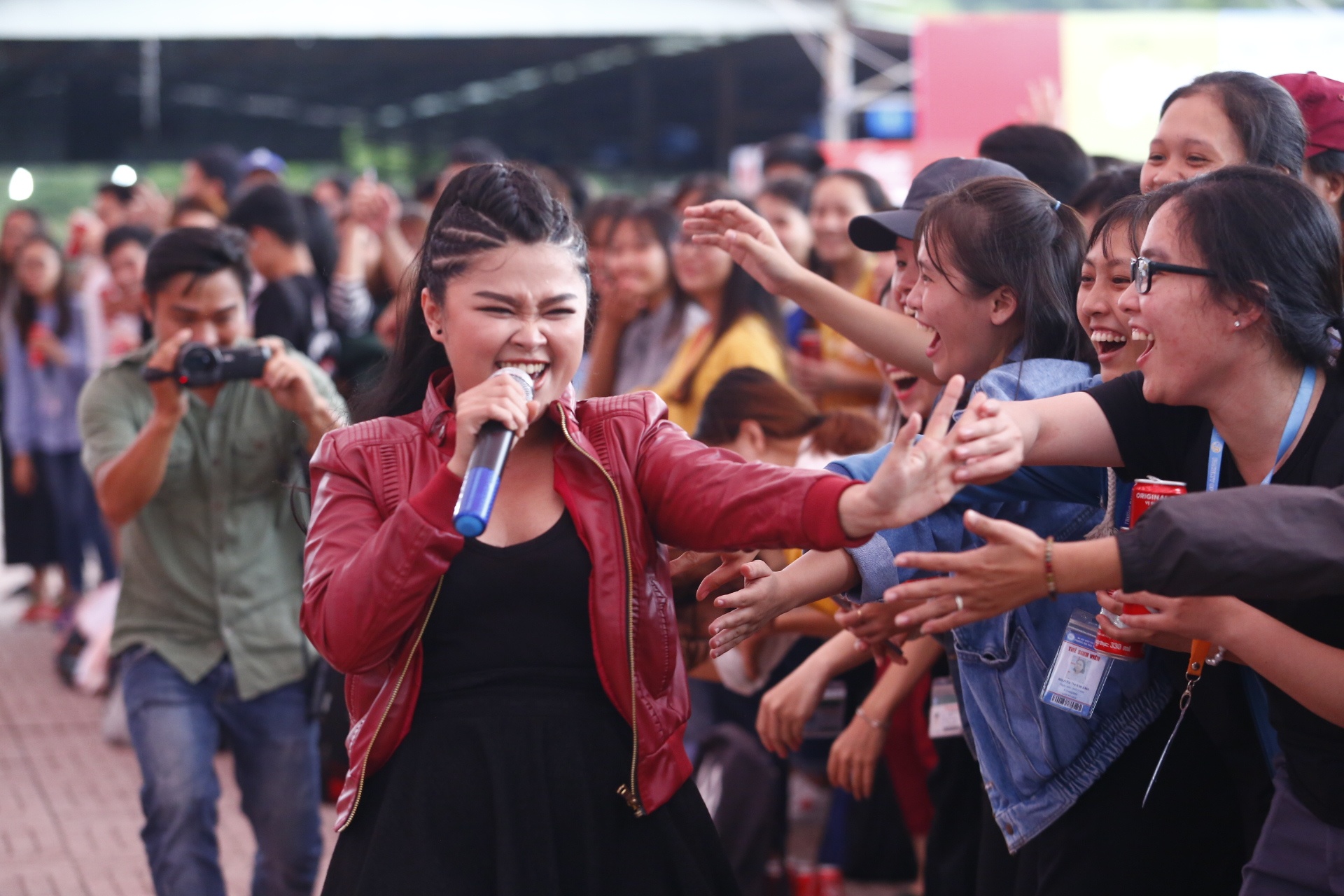 Angela Phuong Trinh hon Huu Vi anh 10