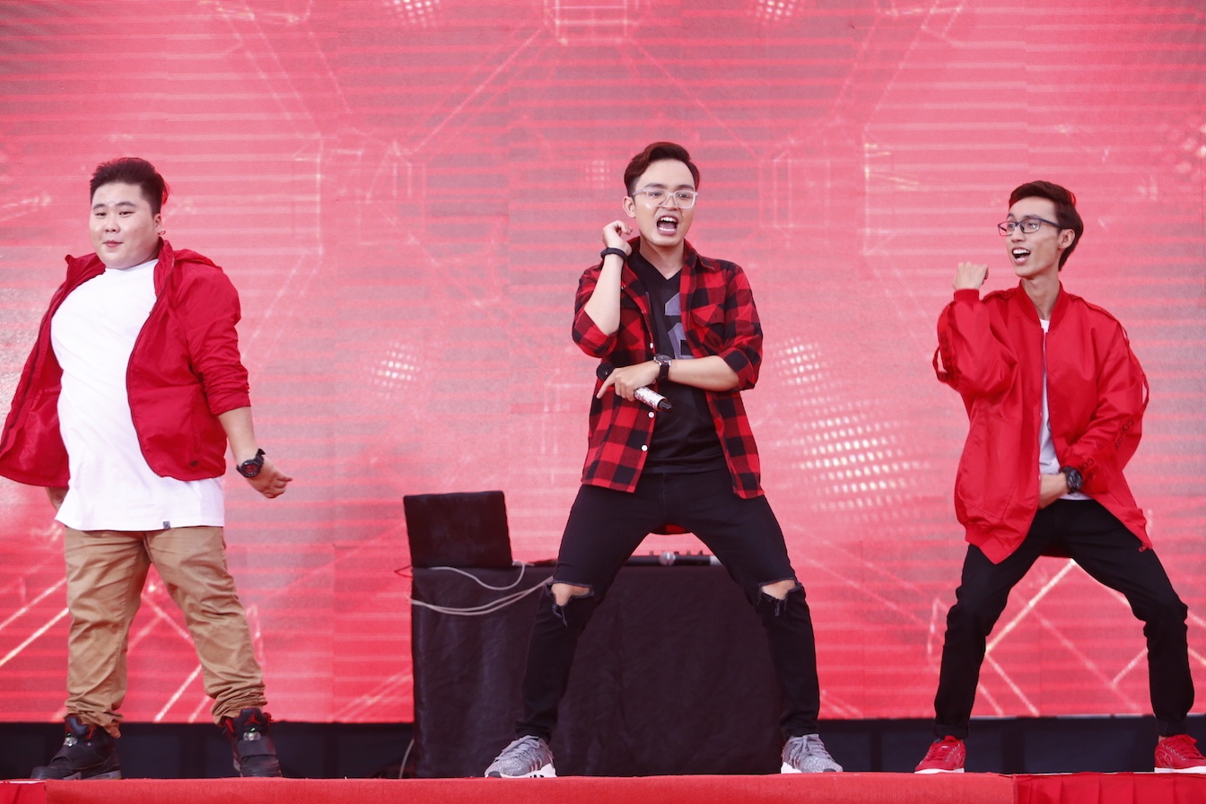 Angela Phuong Trinh hon Huu Vi anh 12