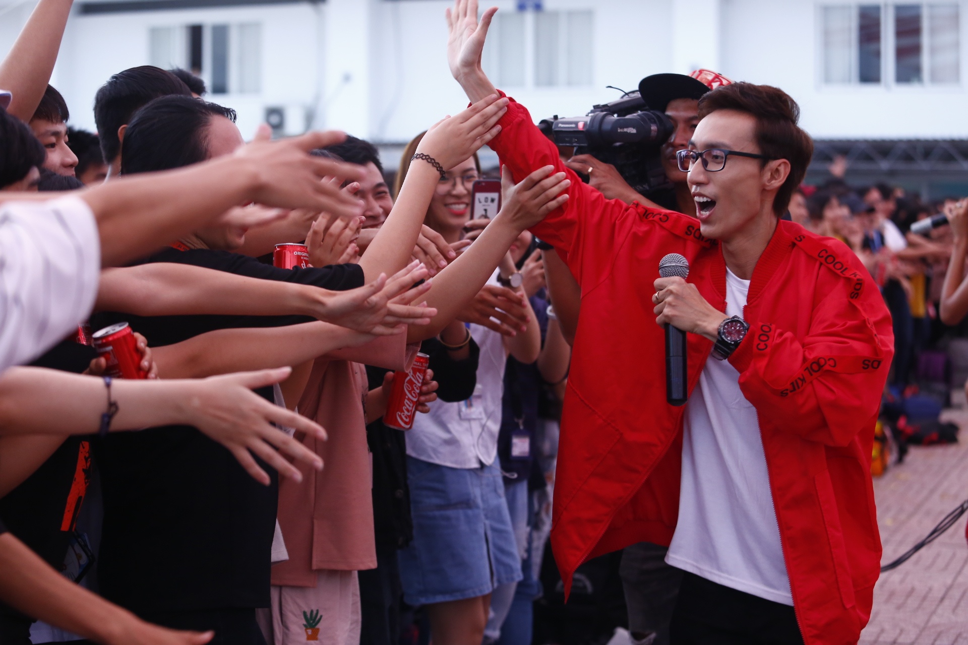 Angela Phuong Trinh hon Huu Vi anh 11