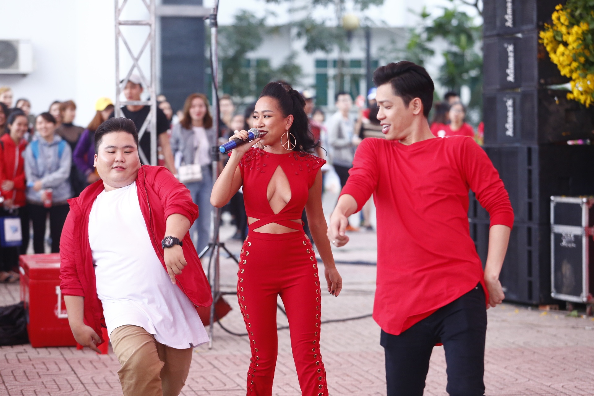 Angela Phuong Trinh hon Huu Vi anh 9