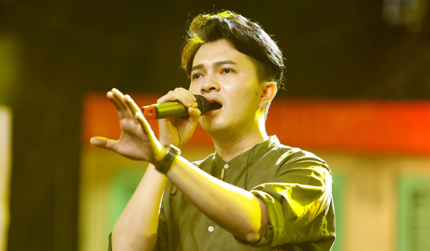 Nam Cuong hoa nhac si ngheo van xin tinh yeu tren san khau nhac bolero hinh anh