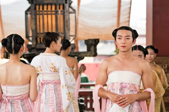 Trinh Khai dien vay trong phim co trang hai huoc 'Hang Ma Truyen' hinh anh