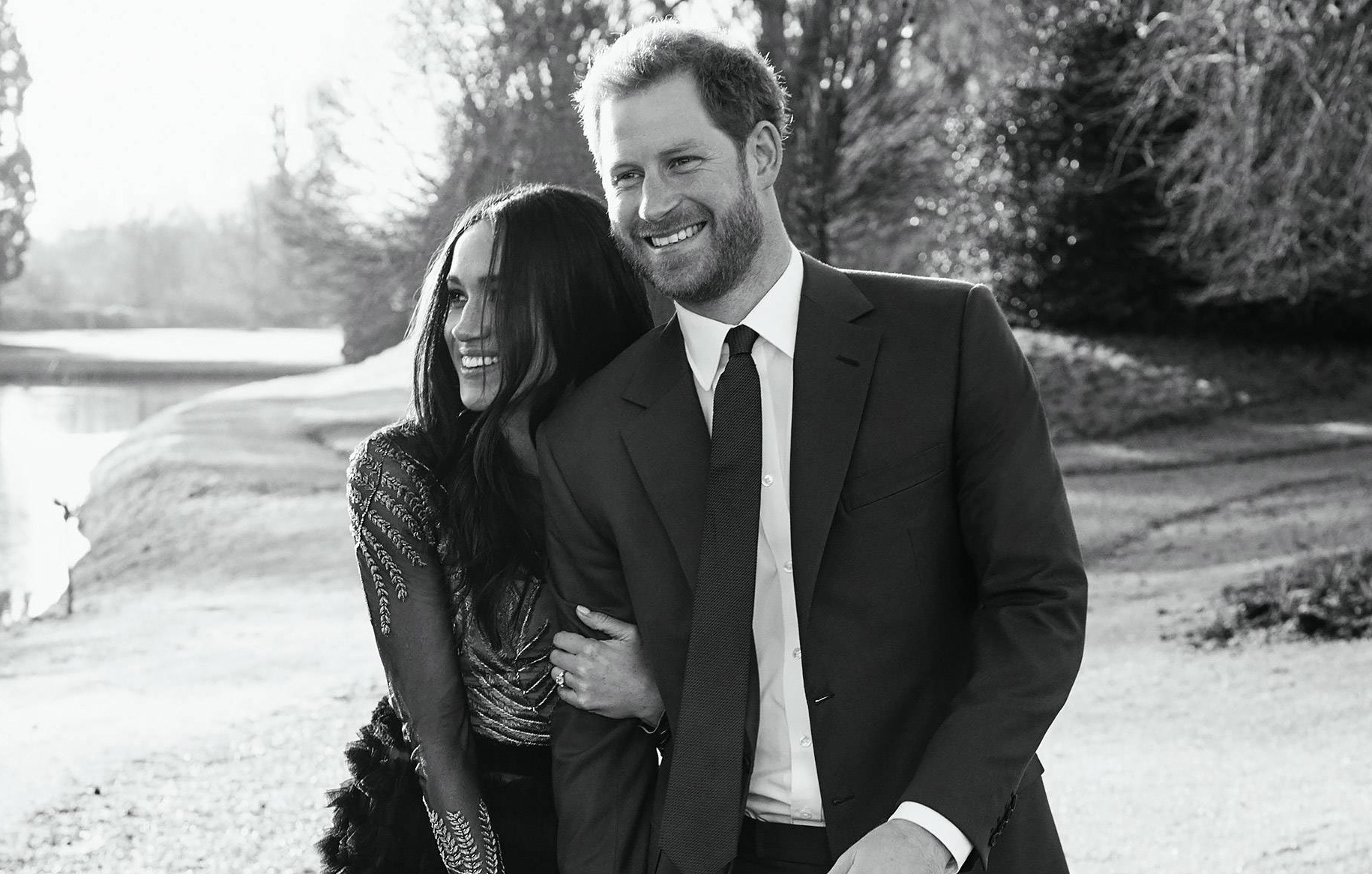 Hoang tu Anh Harry va dien vien Meghan Markle cong bo anh dinh hon hinh anh