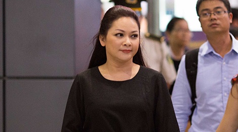 Nhu Quynh ve nuoc giua dem, duoc fan chao don nong nhiet hinh anh