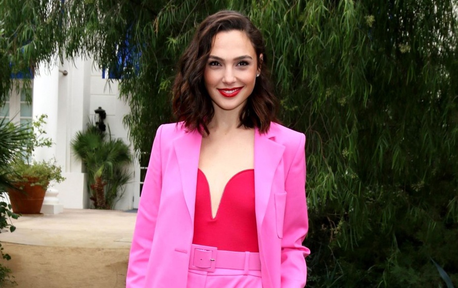 Gal Gadot mac dep nhat tuan voi bo canh hong noi bat hinh anh