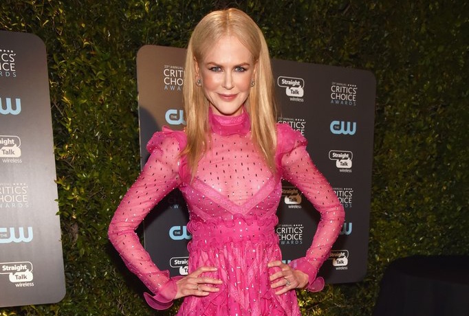 Nicole Kidman 'sen sam' voi vay hong tai Critics' Choice Award 2018 hinh anh