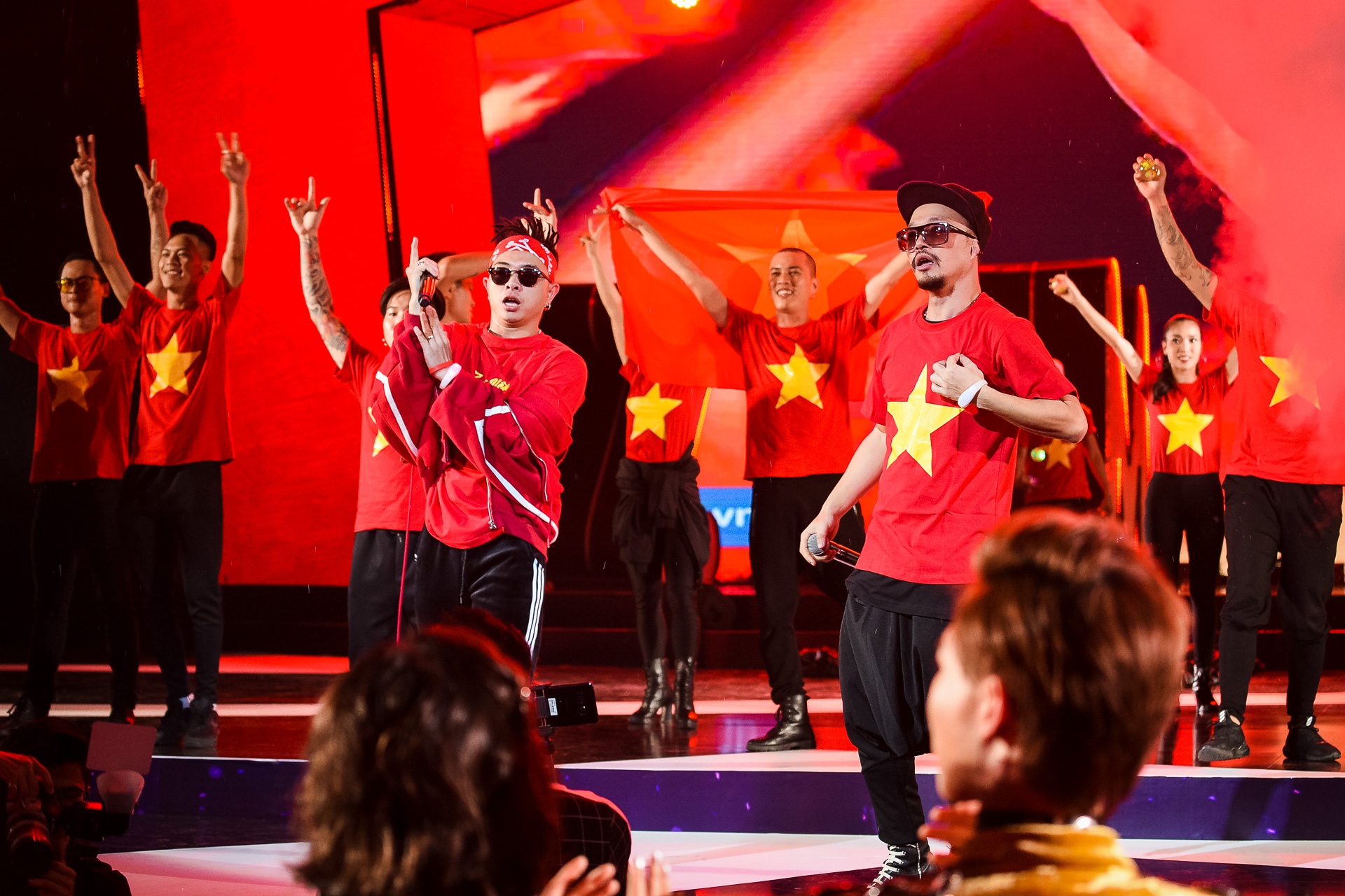 Nghe si, khan gia ho to 'U23 Viet Nam vo dich' o Zing Music Awards hinh anh