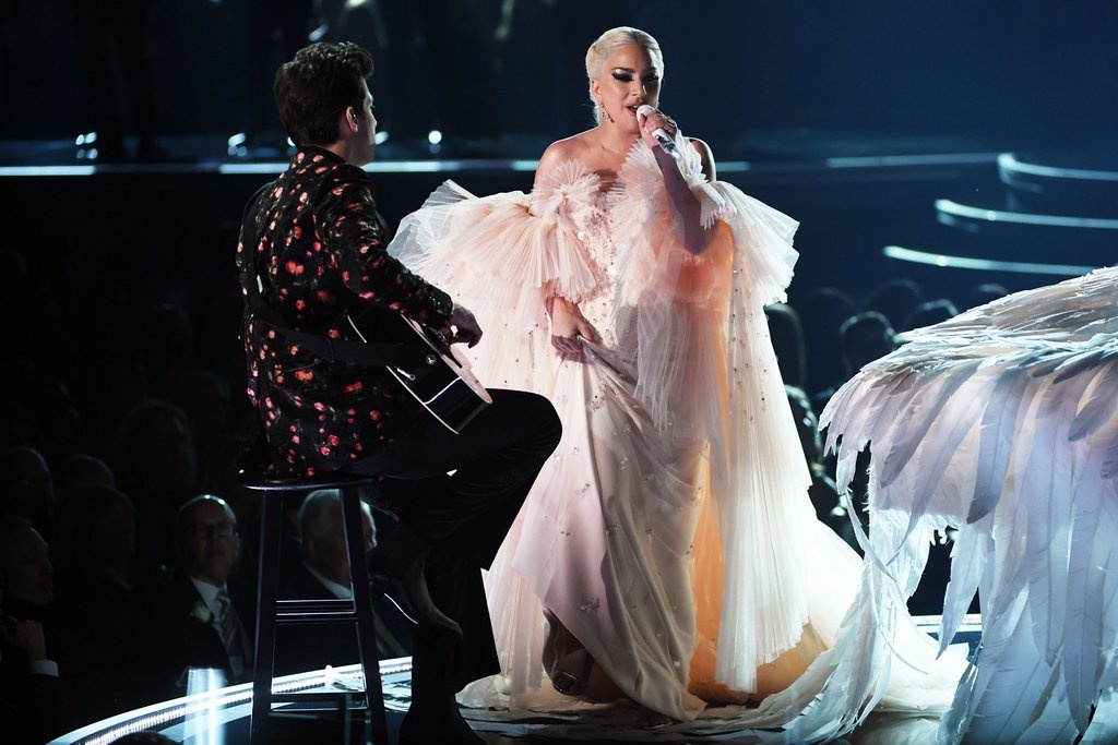 Lady Gaga, Miley Cyrus khoe giong cao vut tai le trao giai Grammy 2018 hinh anh
