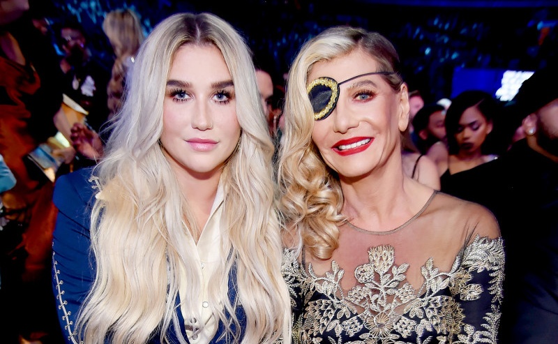 Dan sao vui ve khoe gia dinh o le trao giai Grammy 2018 hinh anh