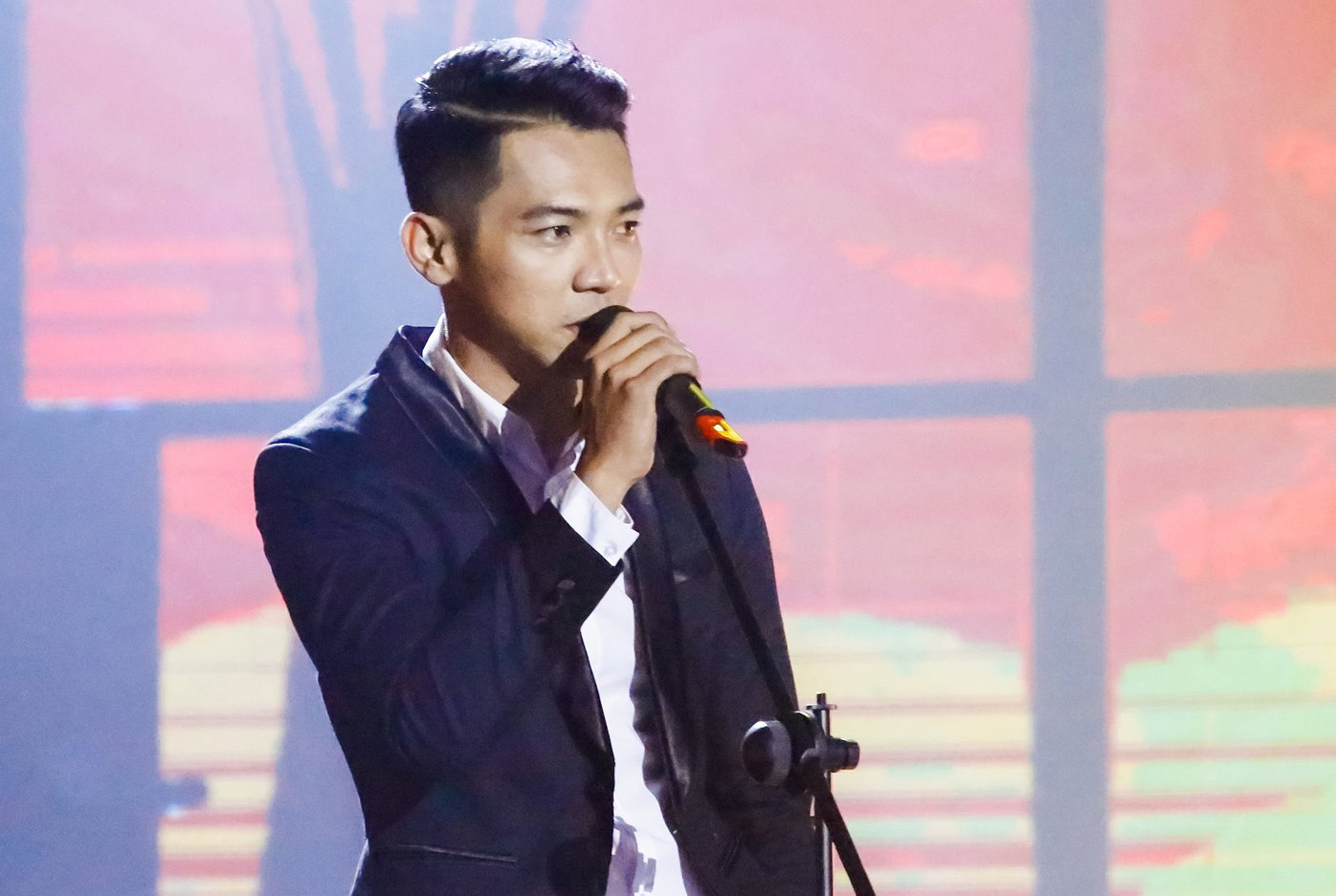 'Phu thuy gia giong' gay an tuong khi ve nuoc thi hat Bolero hinh anh