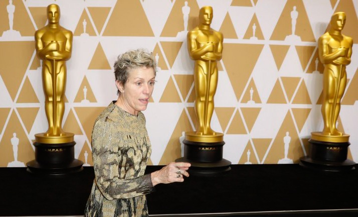 Nu chinh xuat sac khoc nuc no sau khi bi trom tuong vang Oscar 2018 hinh anh