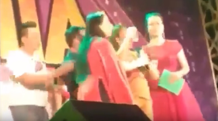 Khan gia len san khau doi tien boi thuong khi Phi Nhung dang hat hinh anh