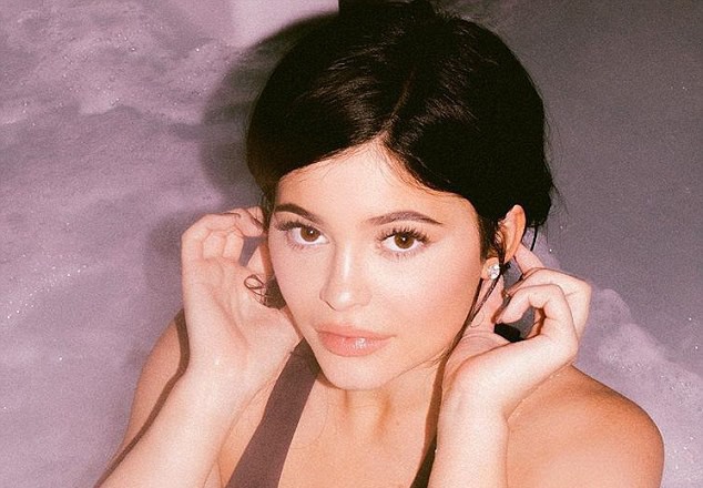 Kylie Jenner bi chi trich vi mac dai siet bung ngay sau khi sinh con hinh anh