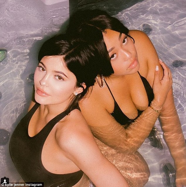 Kylie Jenner mang nẹp bụng sau sinh ảnh 2 Kylie Jenner mang nep bung sau sinh anh 2