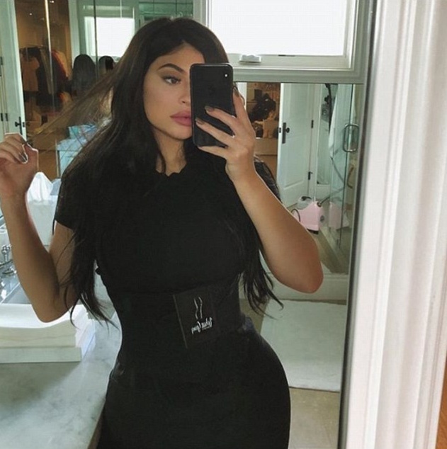 Kylie Jenner mang nẹp bụng sau sinh ảnh 1 Kylie Jenner mang nep bung sau sinh anh 1