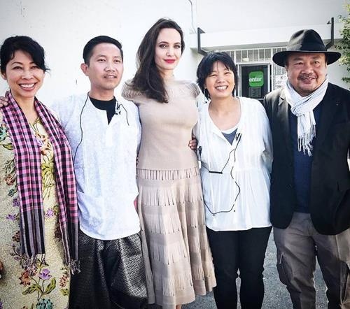 Angelina Jolie phủ nhận hẹn hò ảnh 2 Angelina Jolie phu nhan hen ho anh 2