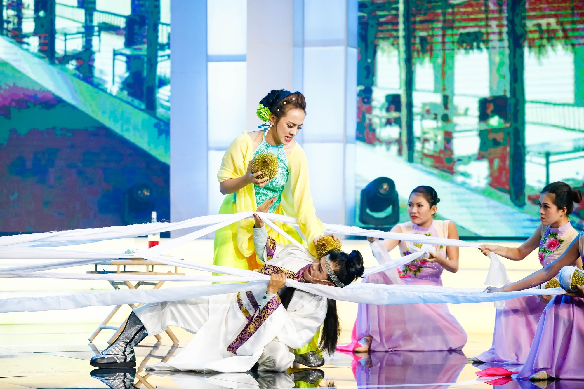 Tiet muc cua Miko Lan Trinh va Hoang Hai hinh anh