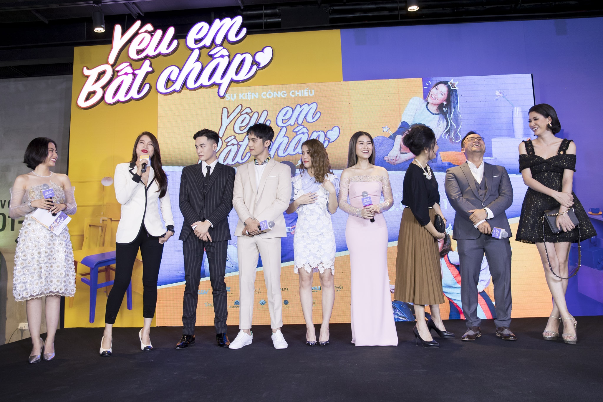 Hoài Lâm tới trễ ra mắt phim Yêu em bất chấp  ảnh 1 Hoai Lam toi tre ra mat phim Yeu em bat chap anh 1