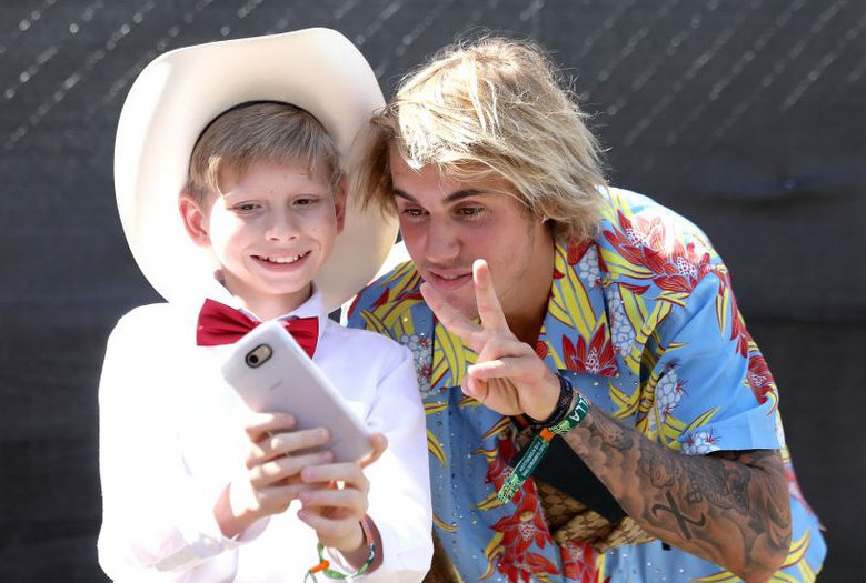 Justin Bieber dien do hoa sac so, duoc khen la anh hung o Coachella hinh anh