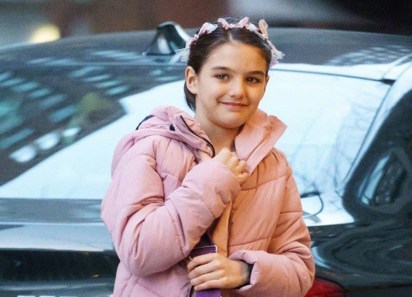 Con gai Tom Cruise 'lon nhanh nhu thoi', so huu net dep cua ba va me hinh anh