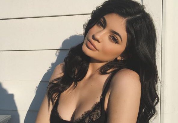 Kylie Jenner nhan mot trieu USD cho moi bai dang tren mang xa hoi hinh anh