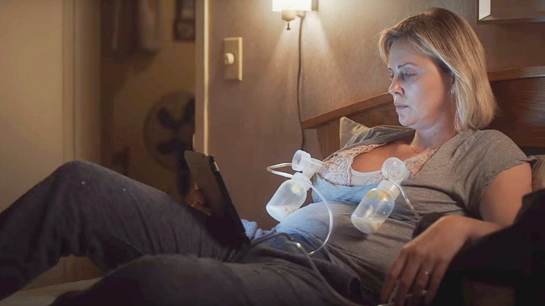My nu Charlize Theron tang 22 can de vao vai ba me bim sua hinh anh