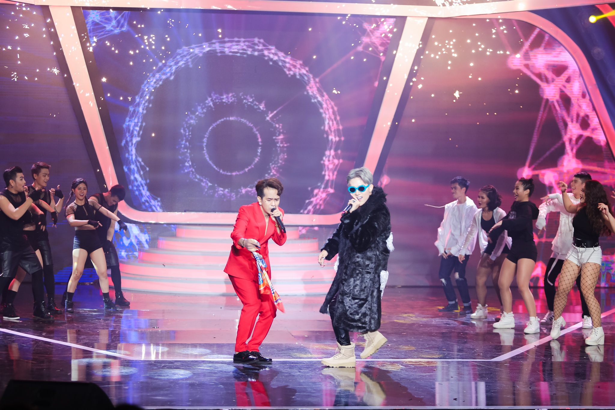 Tiet muc dong gia Son Tung M-TP cua Hung Thuan va Anh Tu hinh anh