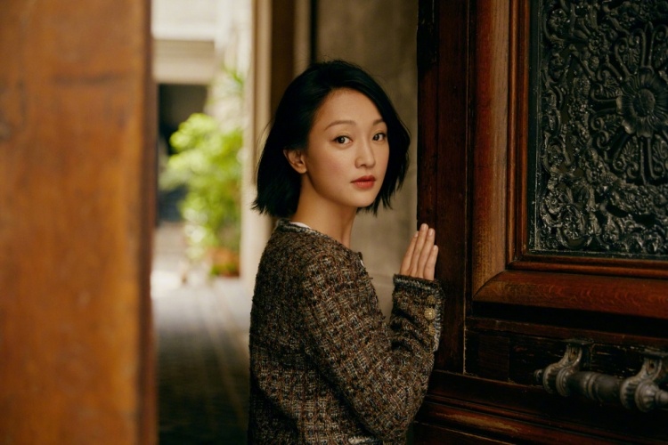 'Ke hoang hau' Chau Tan khoe nhan sac tre trung, gian di o Phap hinh anh