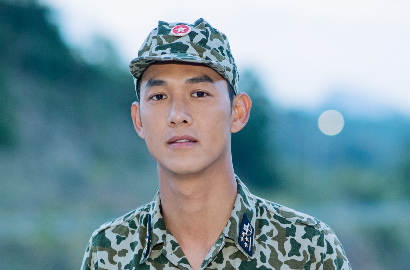 Song Luan nhan xet ve cac ban dien trong 'Hau due mat troi' hinh anh