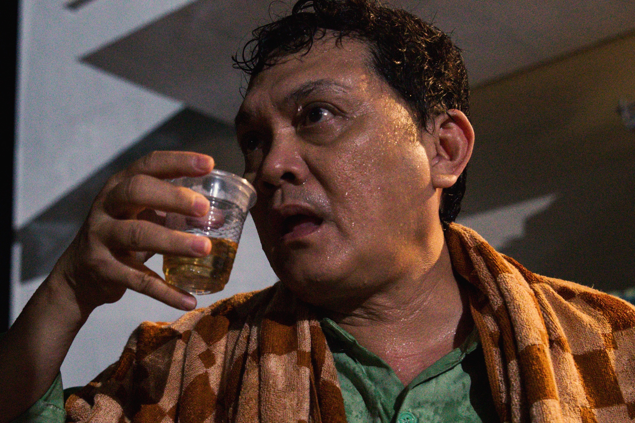 Huu Chau dam mua, vat va tren phim truong 'Hau due mat troi' hinh anh