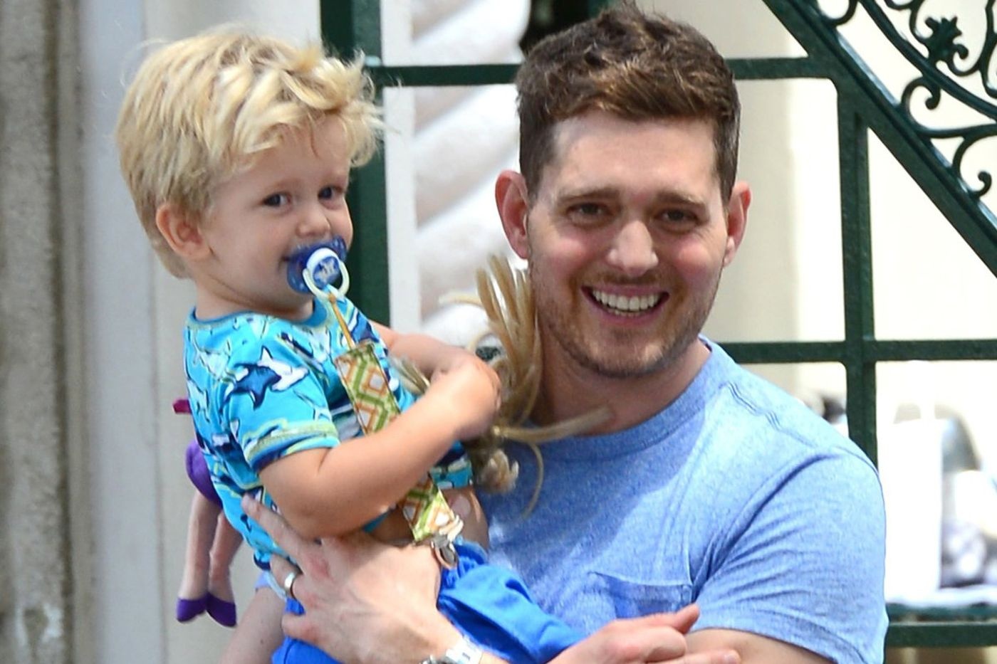 Michael Buble tuyen bo giai nghe de cham con trai 5 tuoi bi ung thu hinh anh