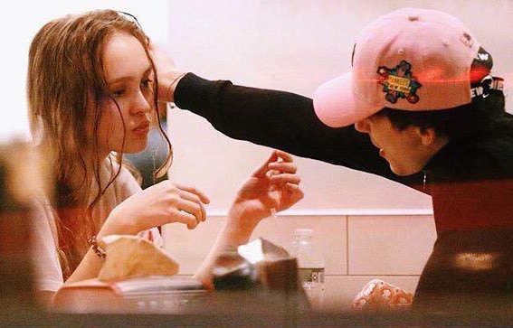 My nam 'Call Me By Your Name' va con gai Johnny Depp yeu nhau say dam hinh anh