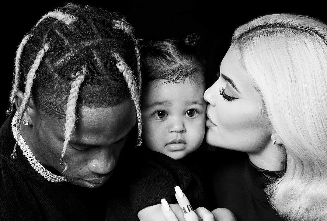 Kylie Jenner hanh phuc ben ban trai va con gai trong bo anh kin dao hinh anh