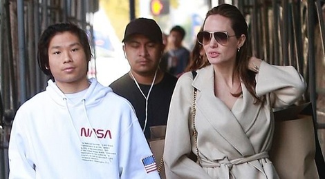 Pax Thien va me Angelina Jolie di mua sam, sao Hollywood an mung Noel hinh anh