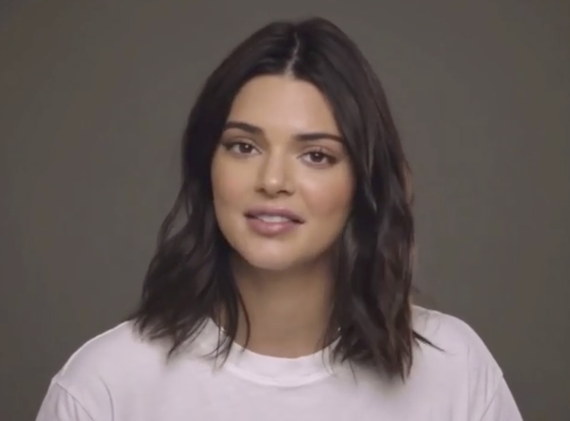 Kendall Jenner bi che cuoi khi quang cao kem tri mun hinh anh