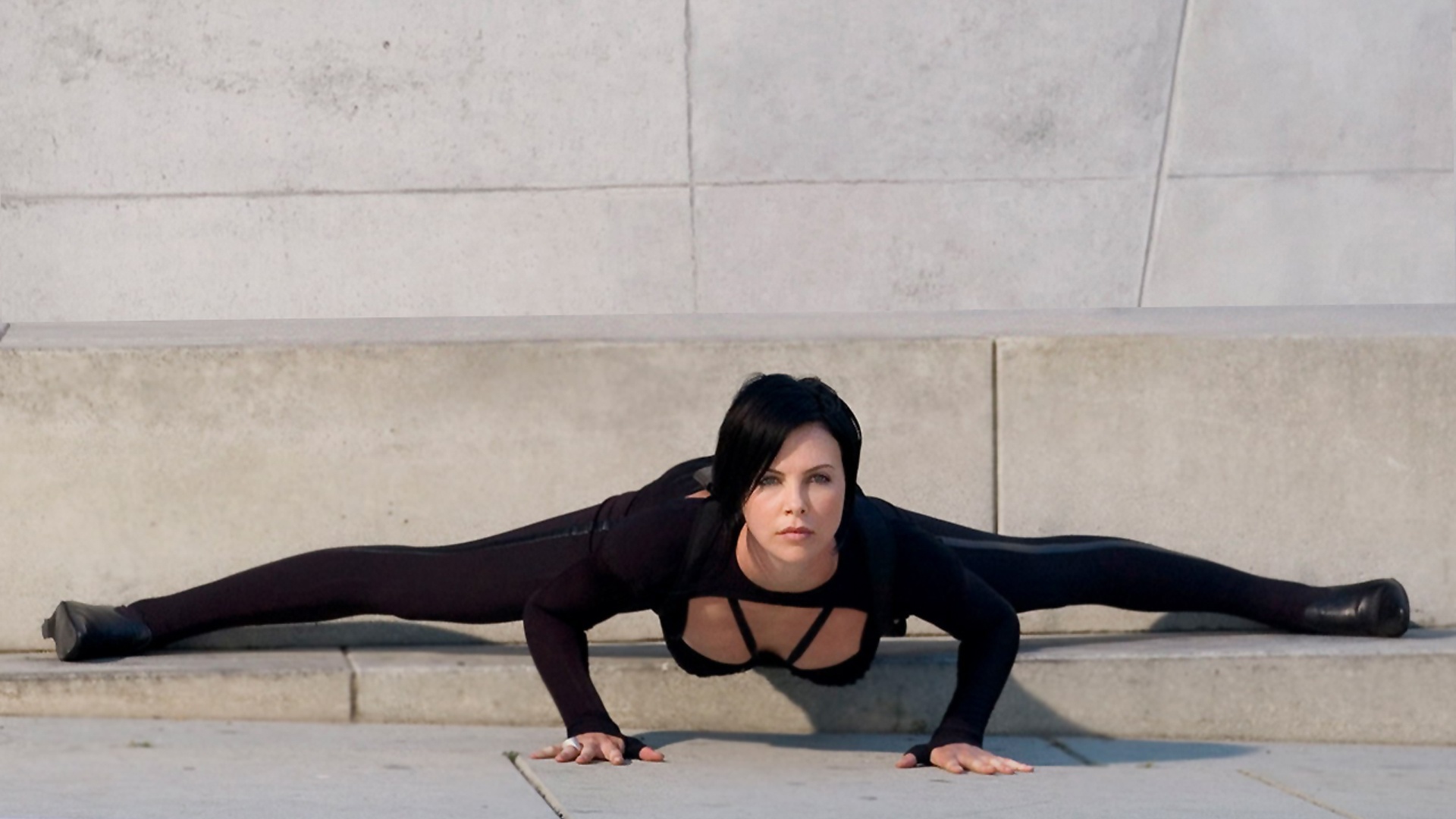 Brad Pitt hen ho Charlize Theron anh 8