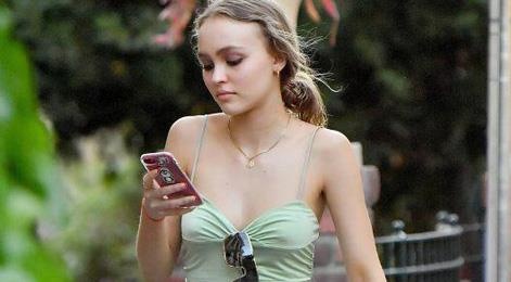 Con gai 20 tuoi cua Johnny Depp co so thich bo quen noi y khi dao pho hinh anh