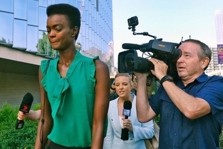 Nguoi mau Australia nhan an treo sau khi tat tiep vien hang khong hinh anh