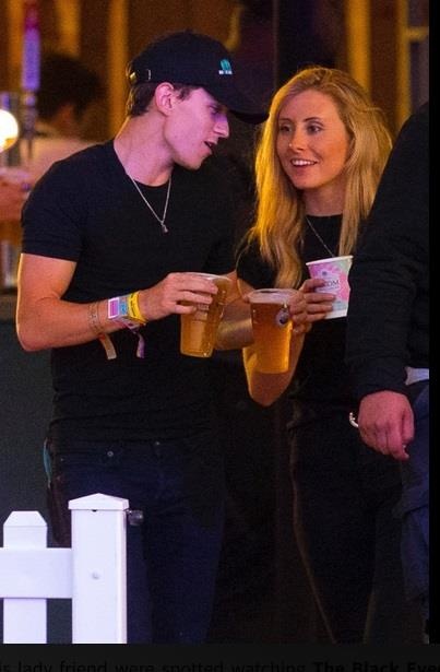 Tom Holland hen ho anh 1