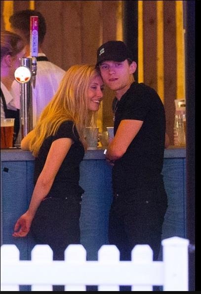 Tom Holland hen ho anh 6