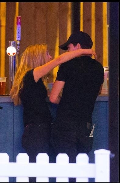 Tom Holland hen ho anh 7