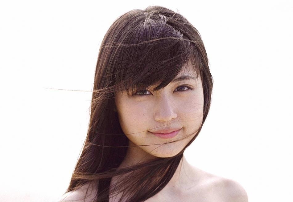 Nhan sac trong treo cua sao nu ngon tinh Nhat Ban hinh anh