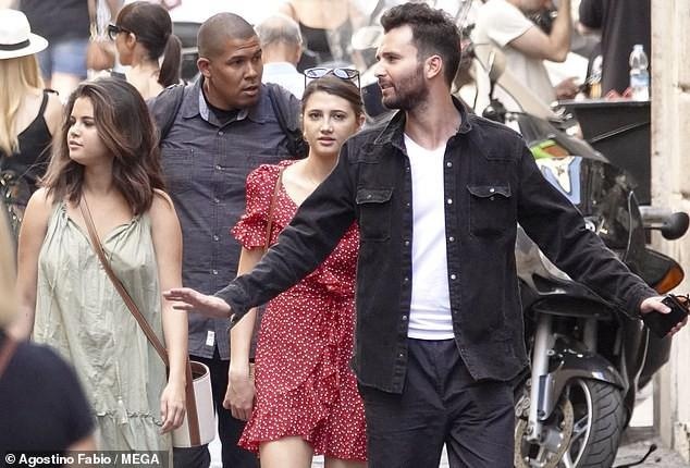 Selena Gomez xuong pho anh 6