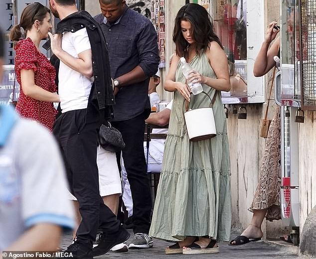 Selena Gomez xuong pho anh 4