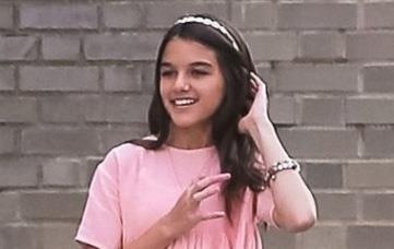 Suri Cruise cao rao, ra dang thieu nu khi dao pho hinh anh